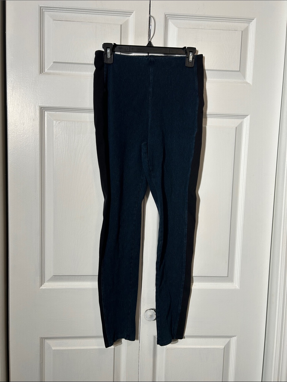 LYSSE Denim Pull-On leggings Blue with black side stripes Size M Medium